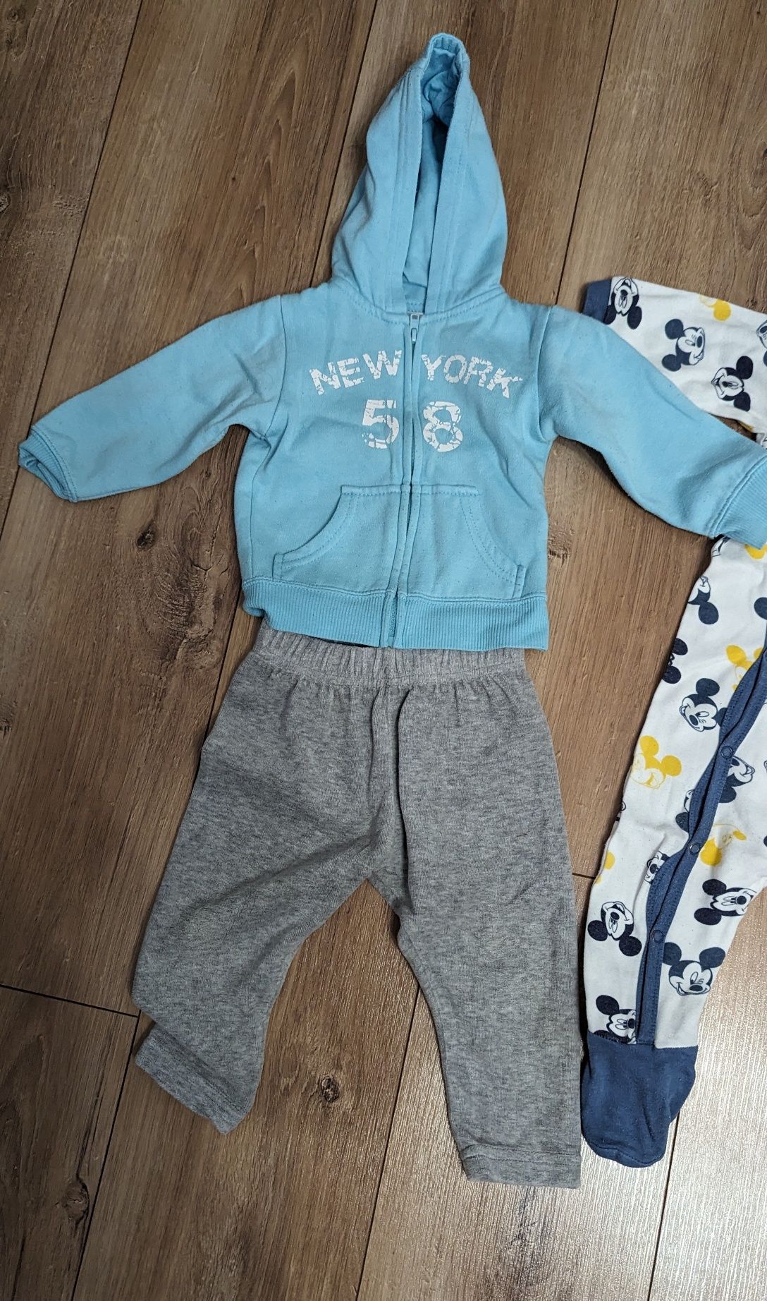 Zestaw dla chłopca 74: bluza NIKE, spodnie, body, śpiochy.