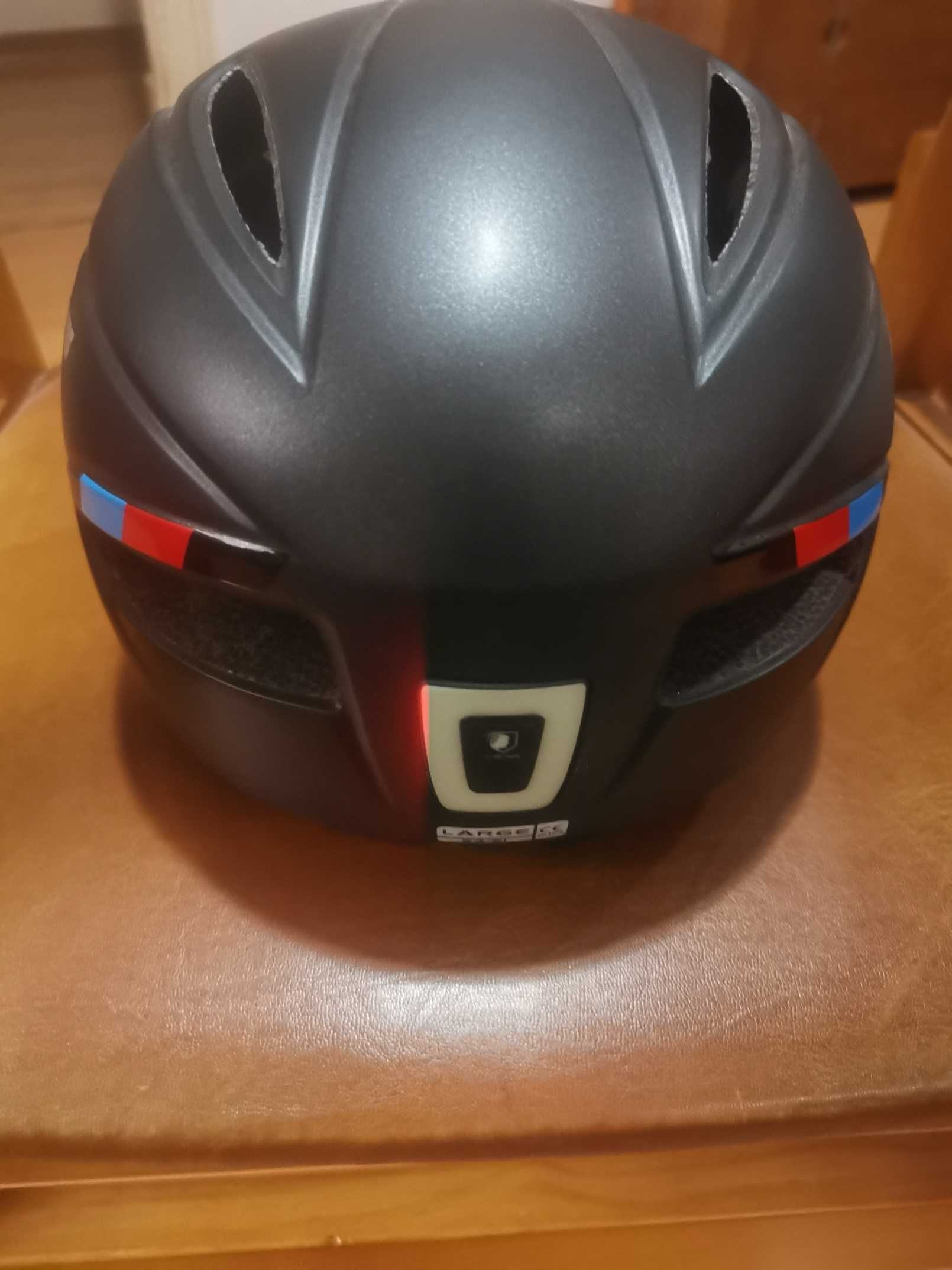 Capacete bike com luz traseira, óculos e saco