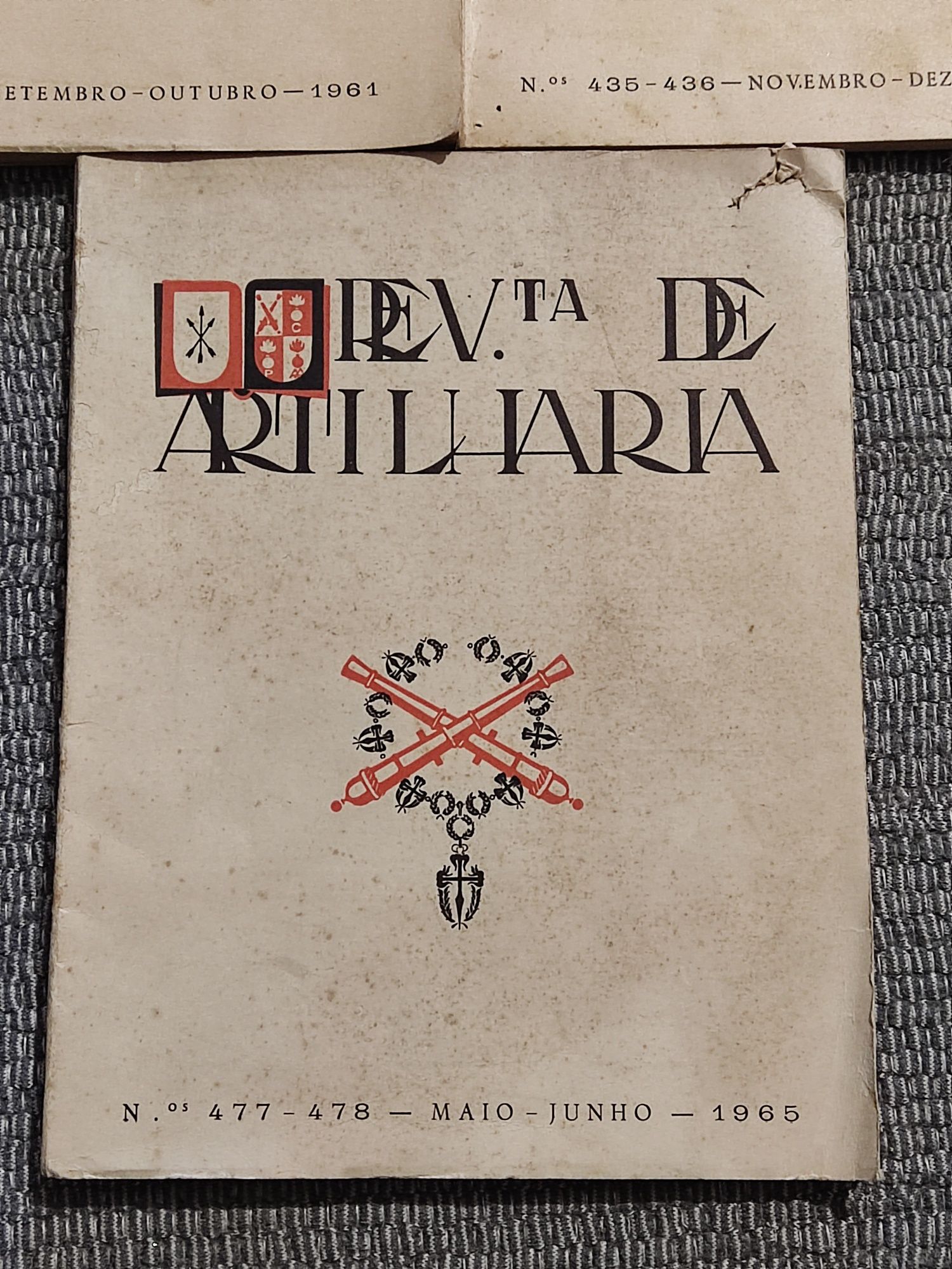 Lote de 5 revistas  "Revista de Artilharia"