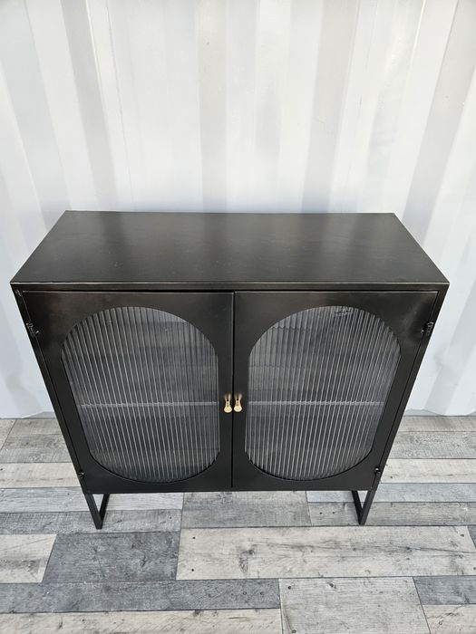 Czarna metalowa komoda szklane drzwiczki wyprzedaż