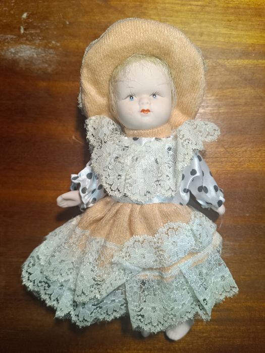 3 bonecas de porcelana