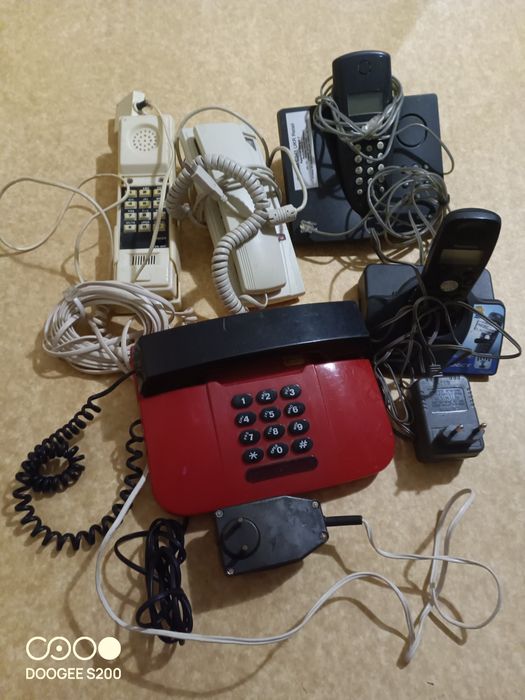 Продам п'ять стаціонарних телефонів. Один з USB