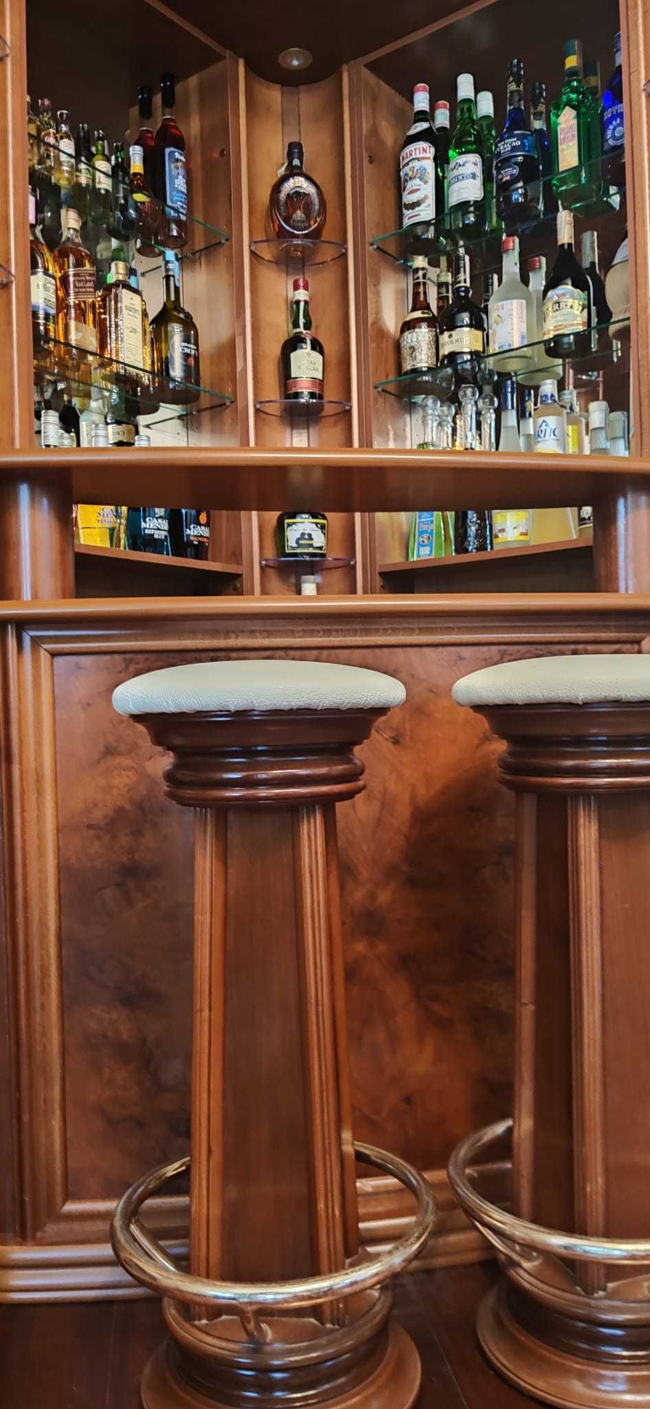 Bar de canto em madeira, com luz e dois bancos