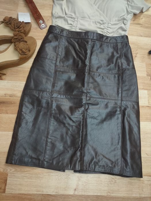 Skórzana brązowa prosta spódnica do kolan porządnie wykonana ze skóry