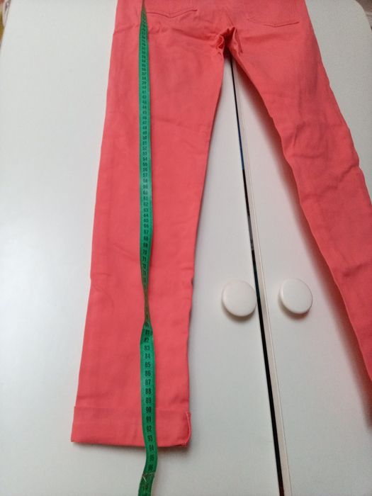 Жіночі червоні джинси.