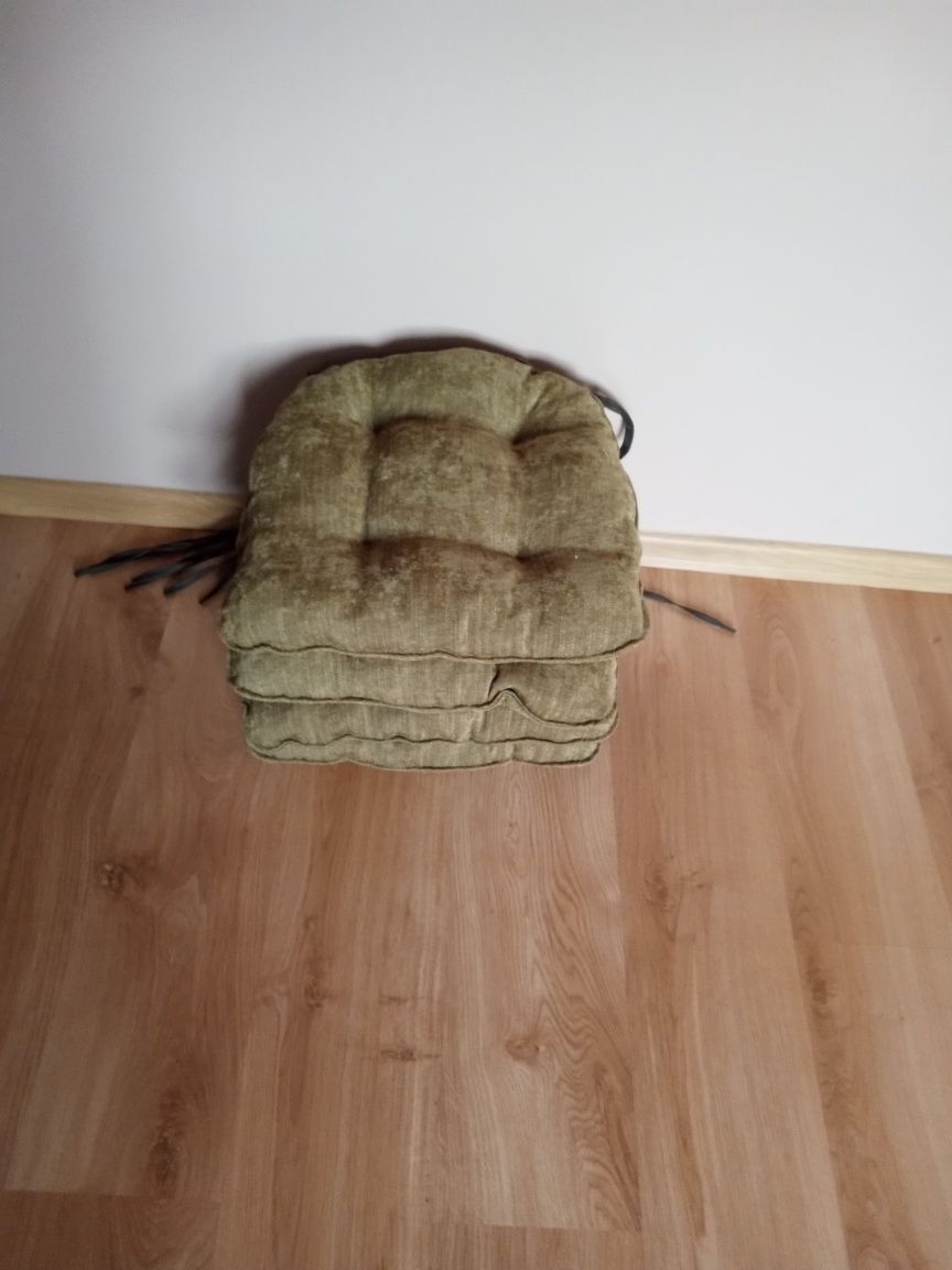 Zielone poduszki na krzesła