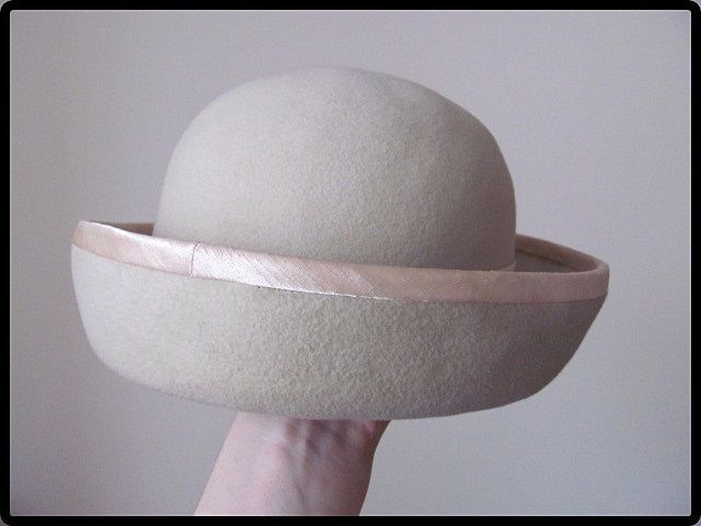Beżowy kapelusz damski zdobiony tasiemką