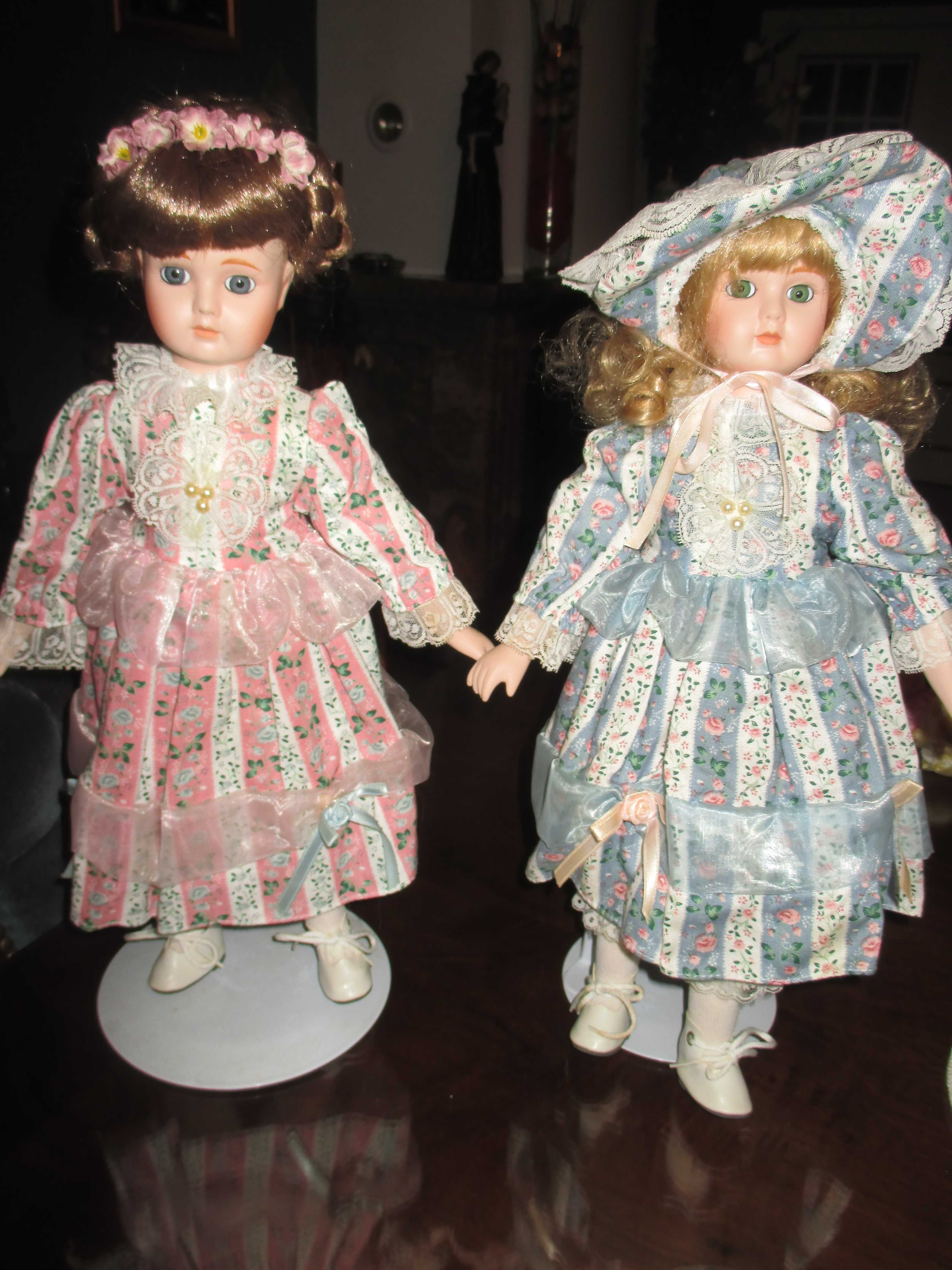 Três bonecas de porcelana