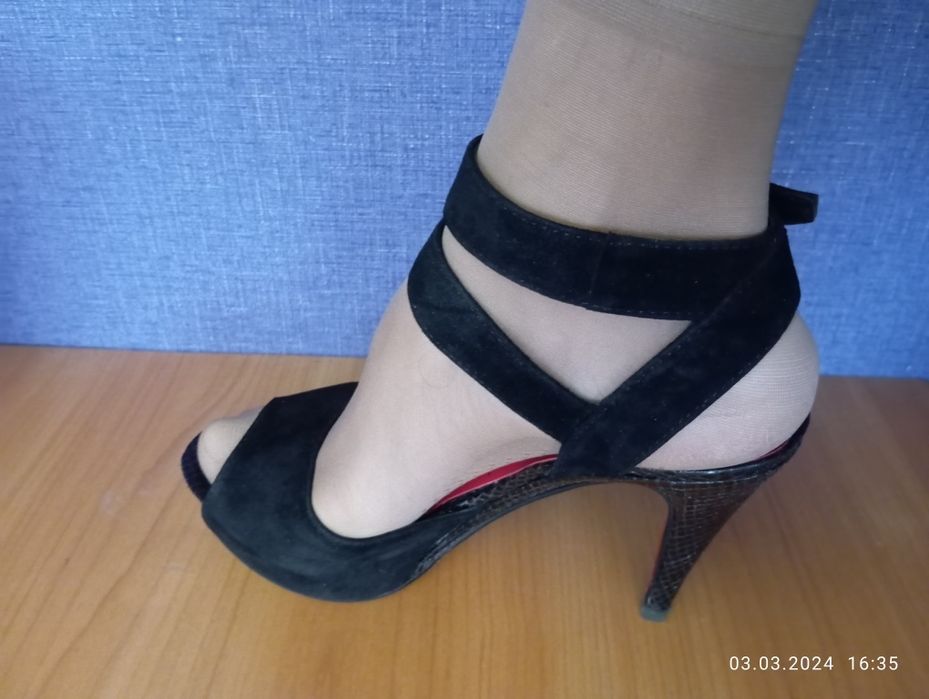 Босоніжки жіночі на високому каблуку