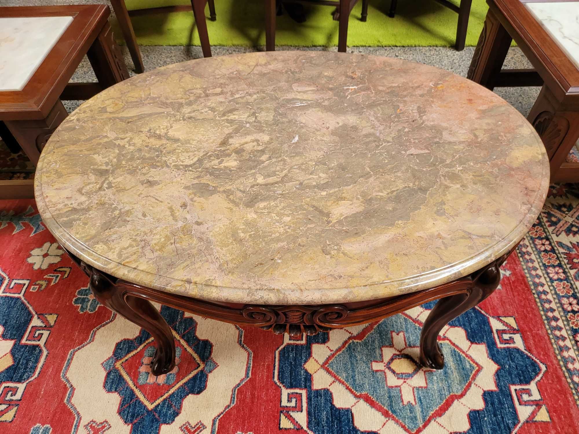 Mesa de centro em madeira com tampo em pedra