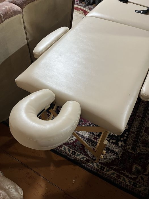 Кожаный массажный стол