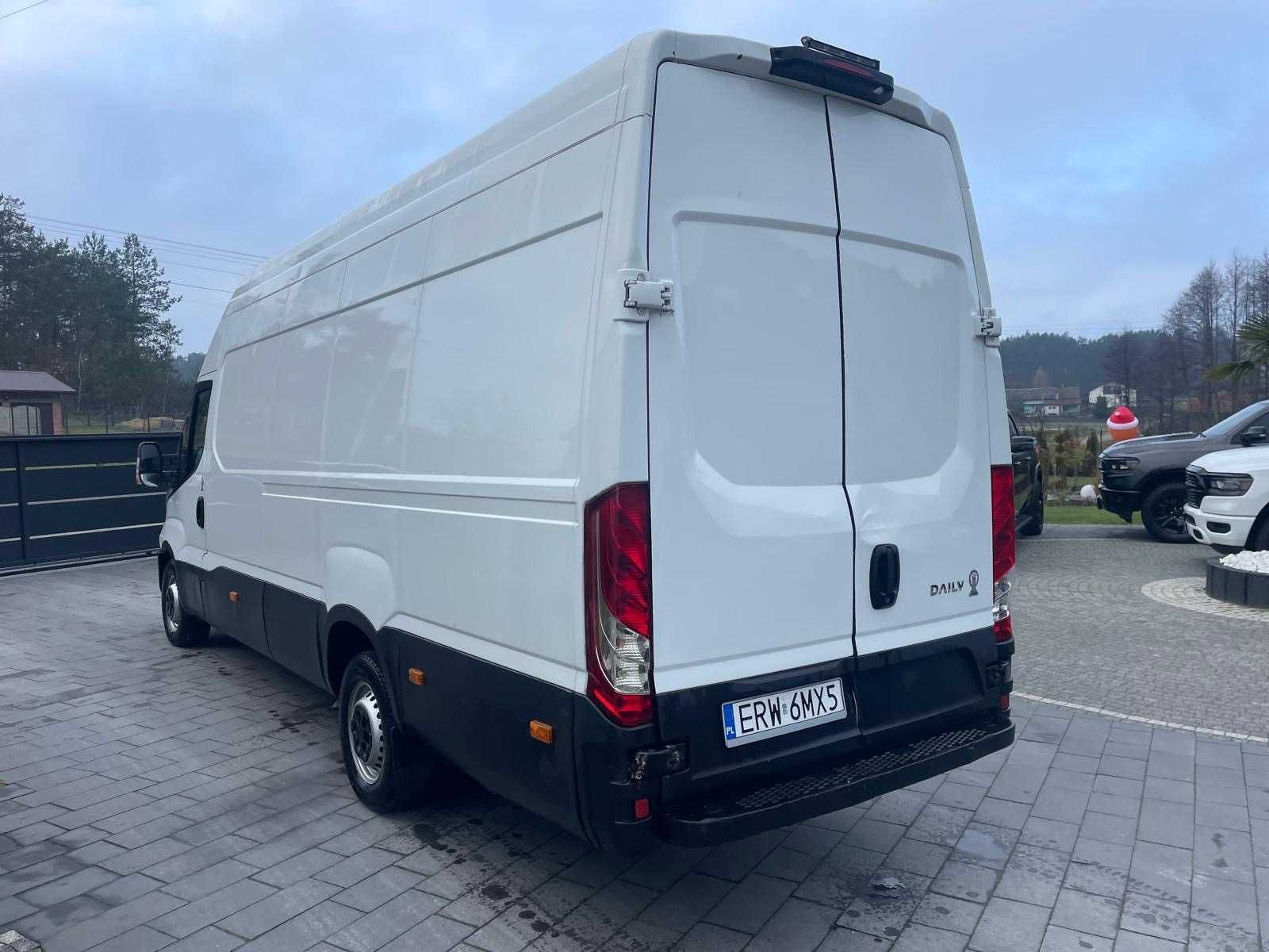 Wynajem busa IVECO DAILY Blaszak