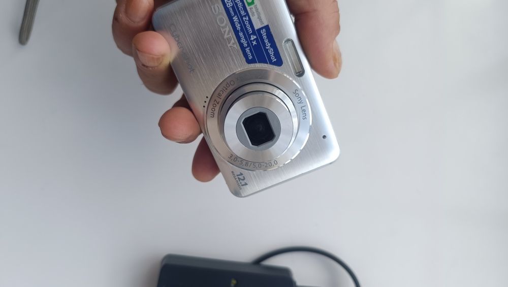 Máquina digital Sony cybershot dsc-w310 prateada com cartão de memória