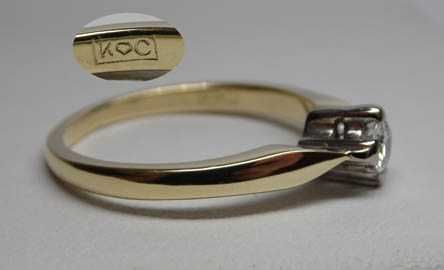 Złoty dwukolorowy pierścionek z diamentem brylant 0,23 ct.