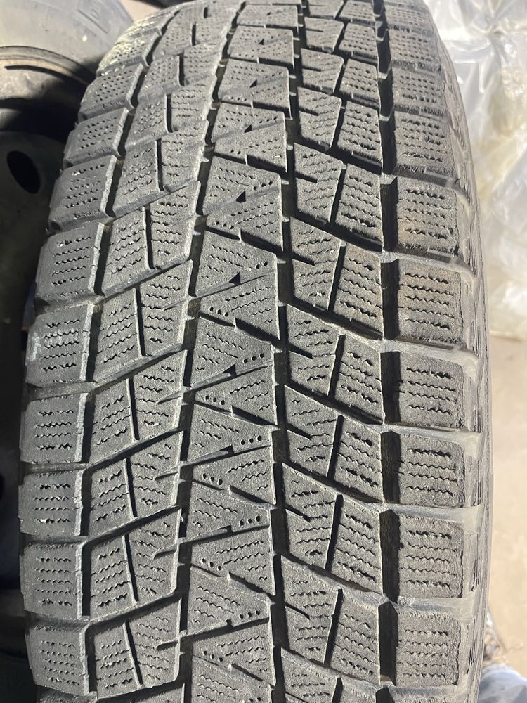 Opony zimowe: Bridgestone Blizzak 215/70 R16