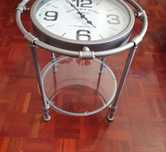 Mesa / relógio em vidro