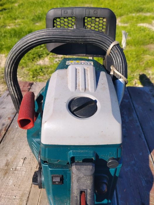 Motoserra a trabalhar em bom estado.