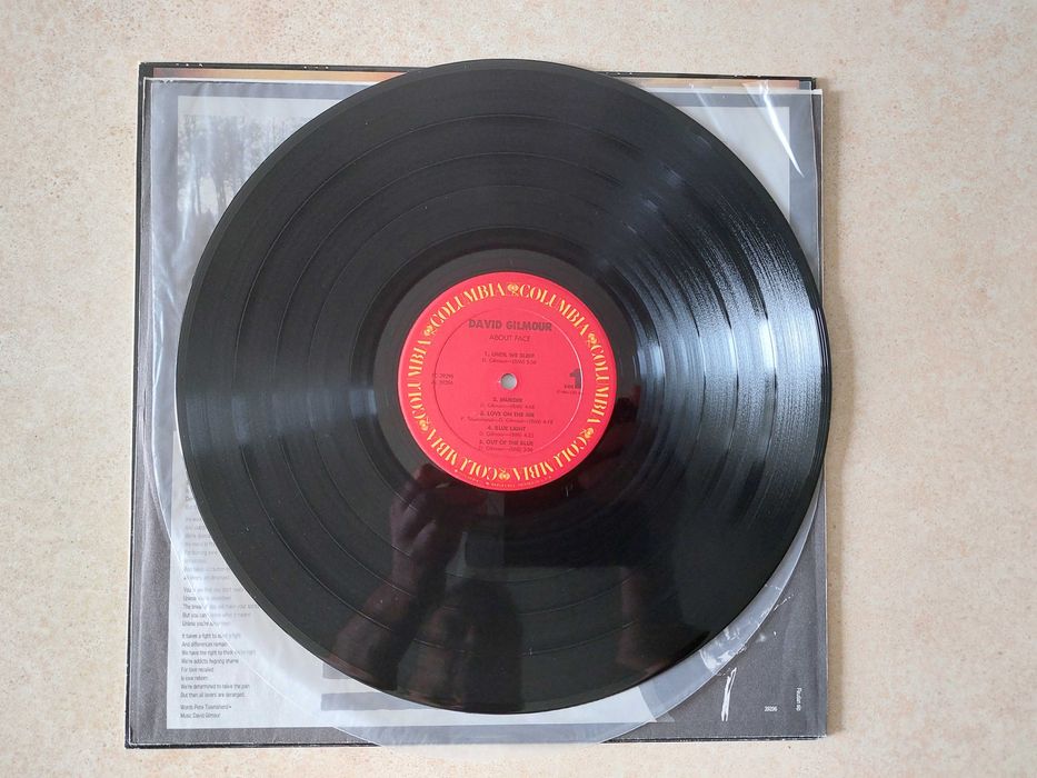 Продам виниловую пластинку David Gilmour 1984 About Face