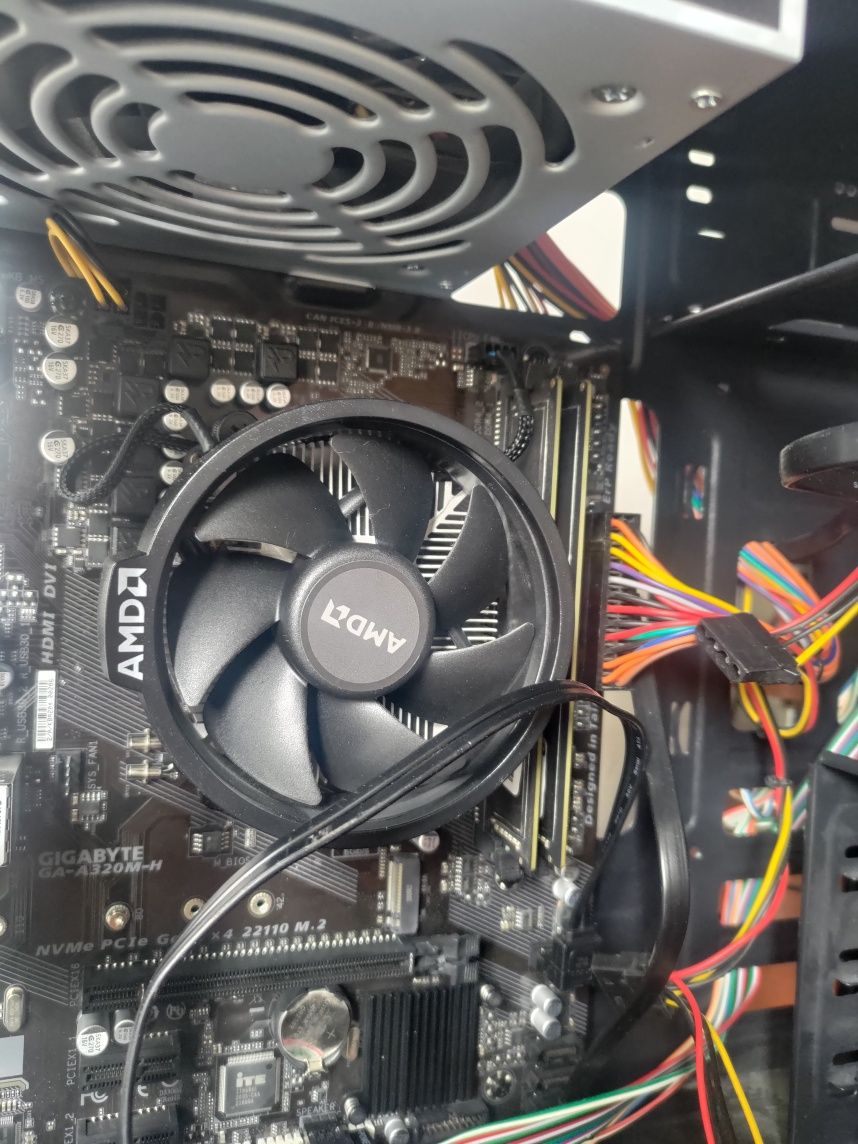 Сучасний комп'ютер в ідеальному стані на DDR4 пам'яті