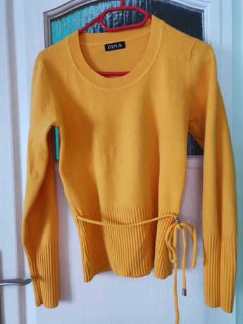 Żółty, ciepły sweterek damski