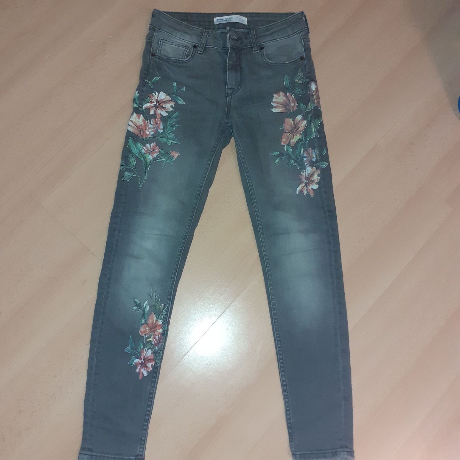 Spodnie Zara rozm. 34 w kwiaty jeans