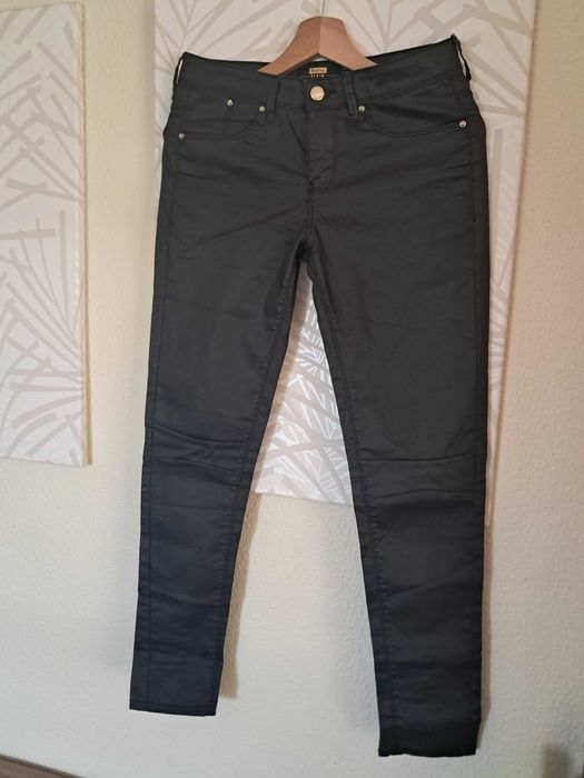 Calças pretas de senhora marca Bershka