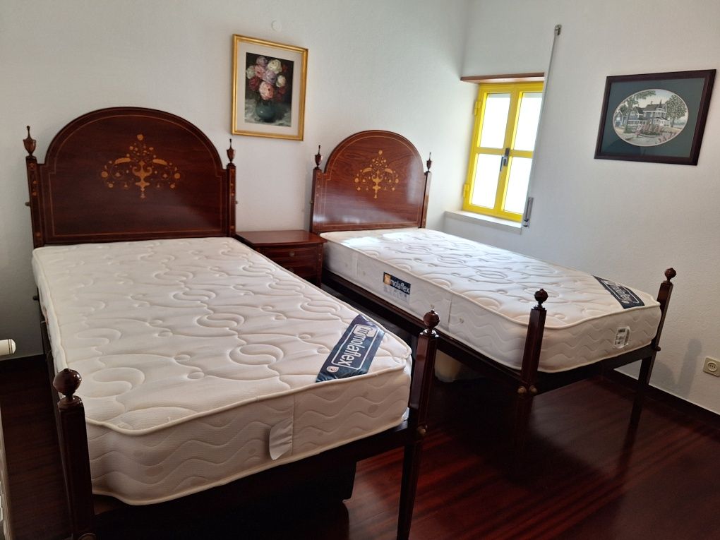 Mobília de quarto com duas camas estilo D. Maria