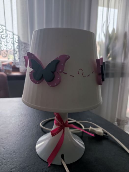 Lampka do pokoju dziewczynki. Nie ma jednego motylka.