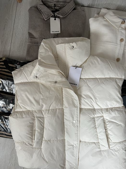 Безрукавка пуфер оверсайз М/L bershka біла молочна дута жилетка