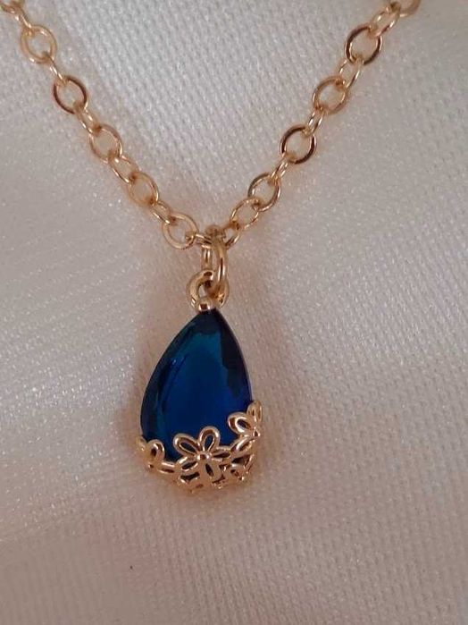 Naszyjnik z niebieskim kryształem w złotej oprawie – długość 45 cm