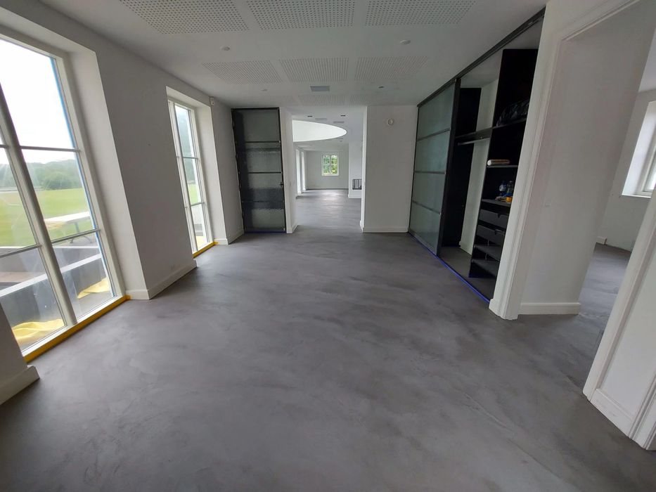 Mikrocement posadzki ściany łazienki meble