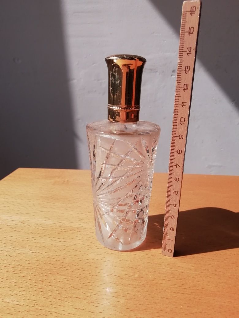 Conjunto de frascos de perfume vazios.