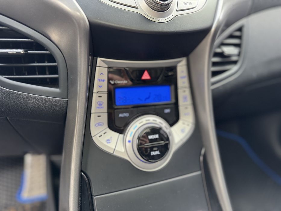 Hyundai Elantra Офіційна Максимальна в гарному стані
