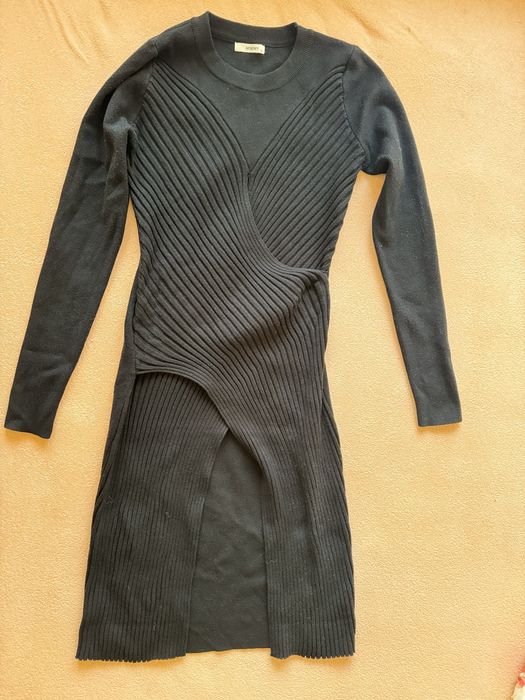 Mala czarna z dlugim rekawem i rozpieciem z przodu