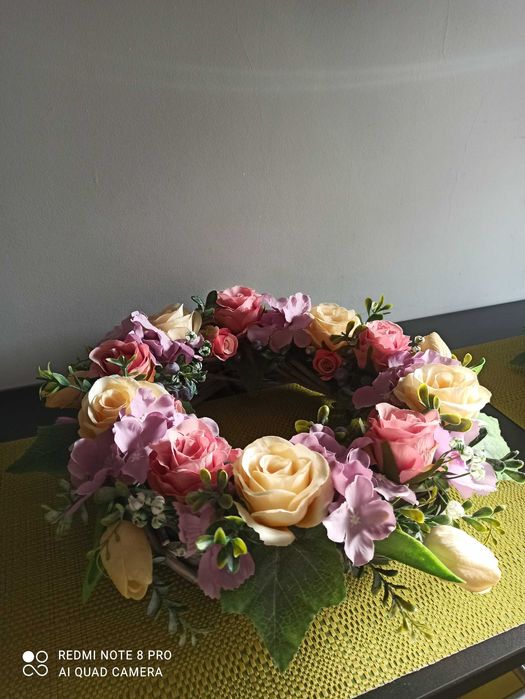 Wianek na drzwi wiklinowy z kwiatami