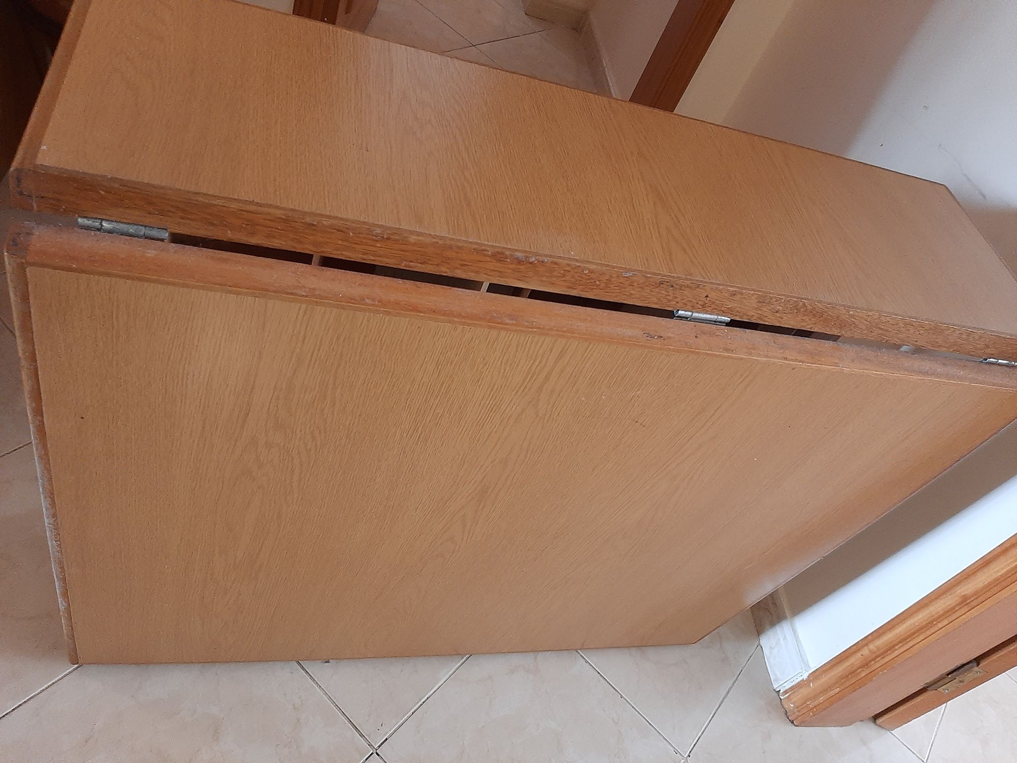 Mesa extensível em madeira