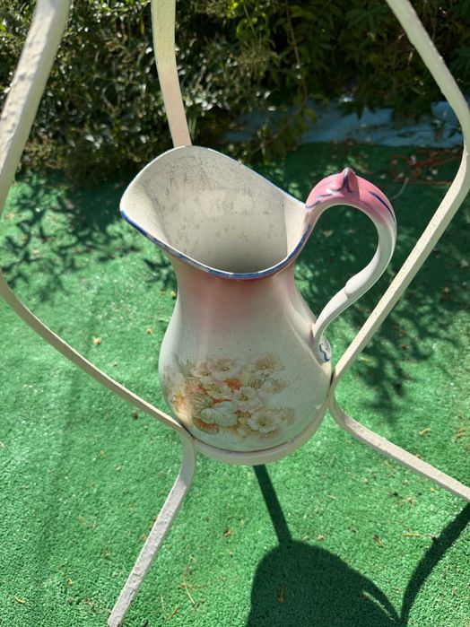 Lavatório em ferro com bacia e jarro