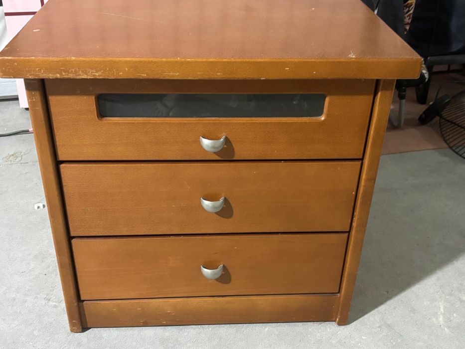 Mesa de cabeceira em madeira maciça