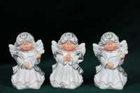 Trzy świąteczne figurki aniołków