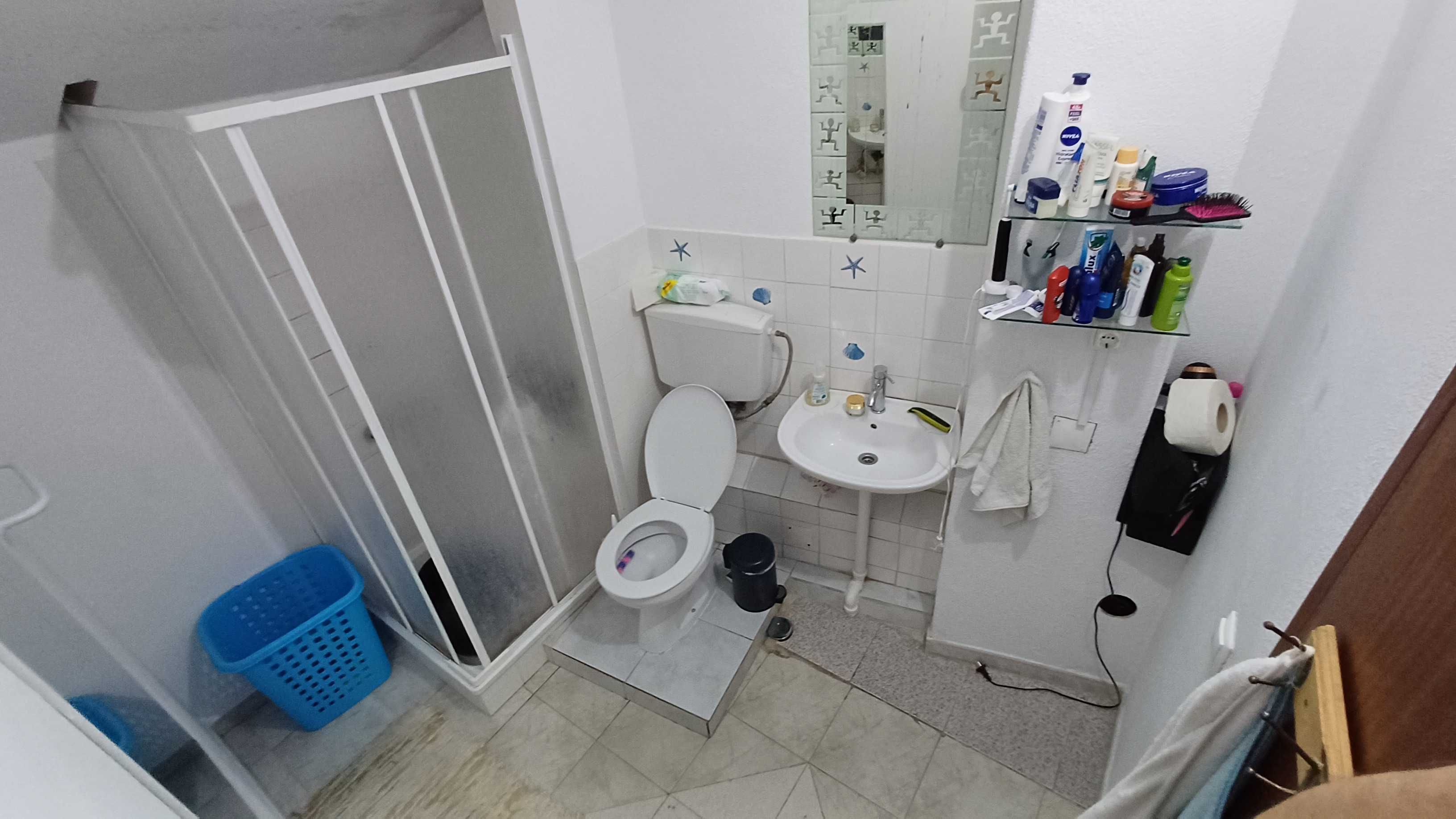 Quarto para arrendar no centro do Monte da Caparica