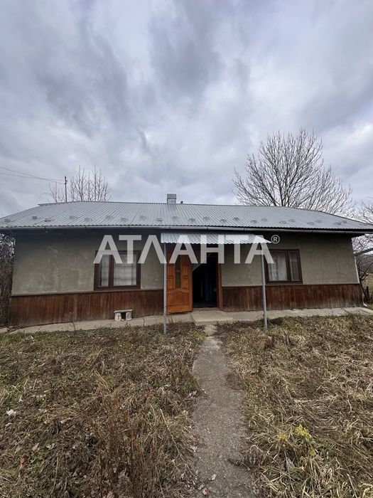 Будинок з комунікаціями, центр села, 60 м2, + господарство