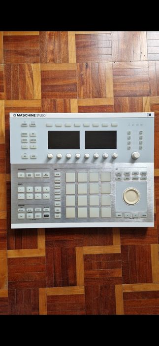 Maschine Studio – Groove Production Controller (Native Instruments)