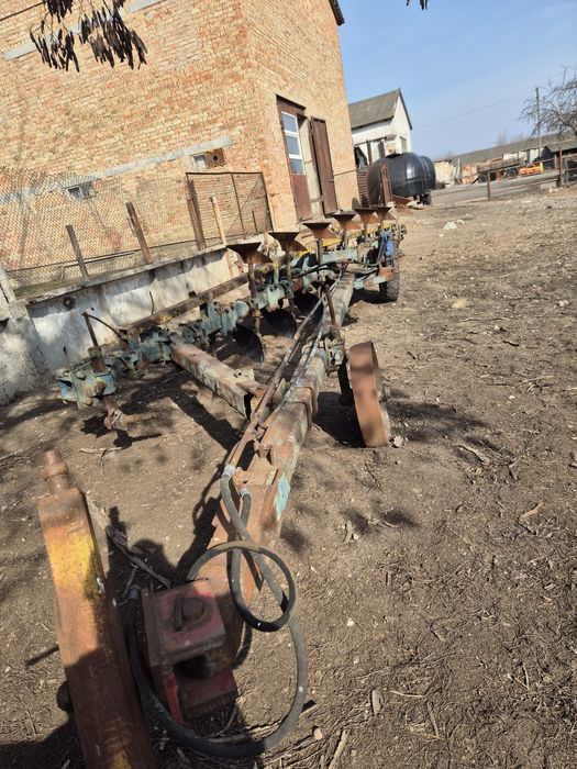 Продам плуг 8 корпусів.