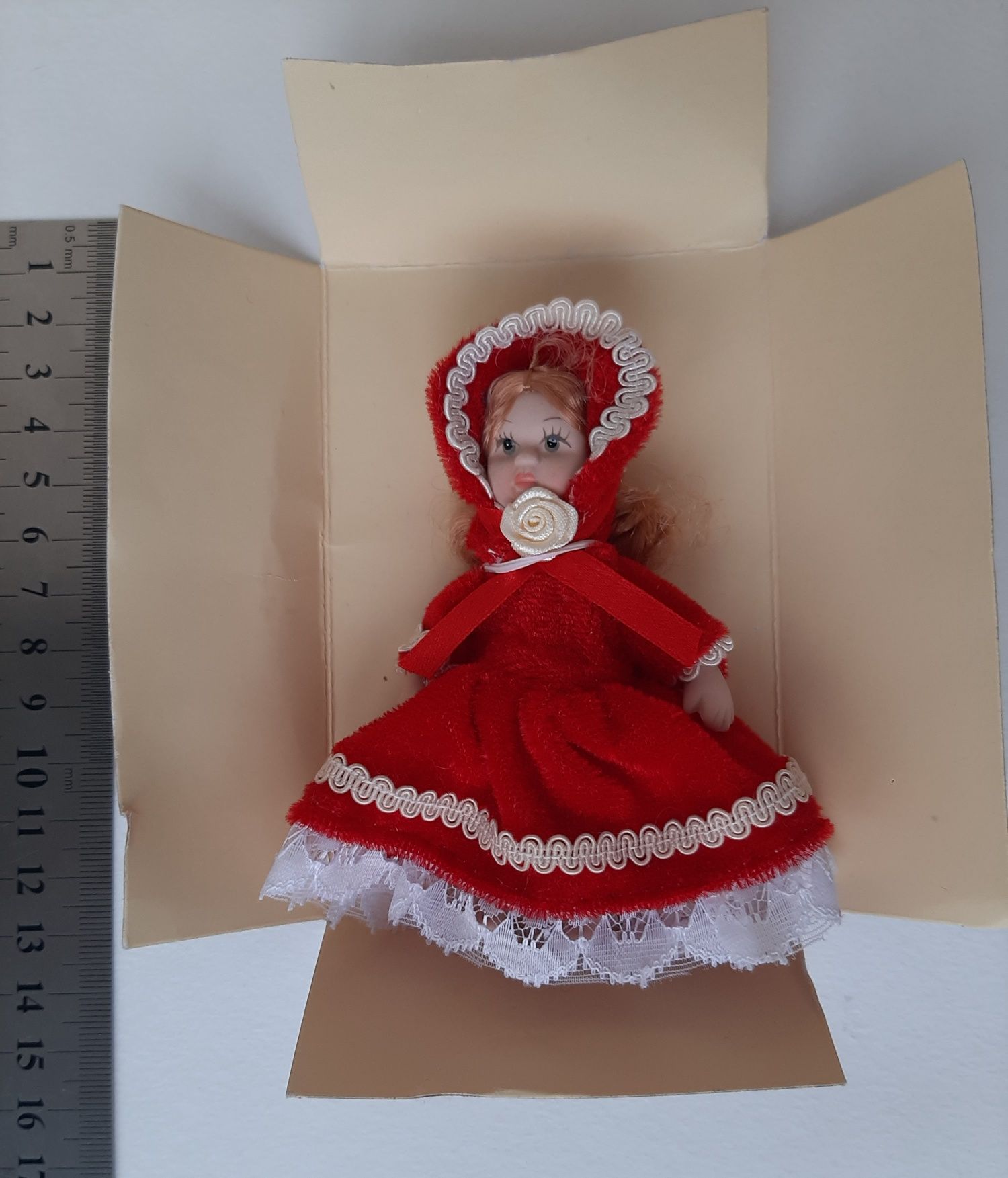 Коллекционная кукла Француженка. Фарфор, бархат