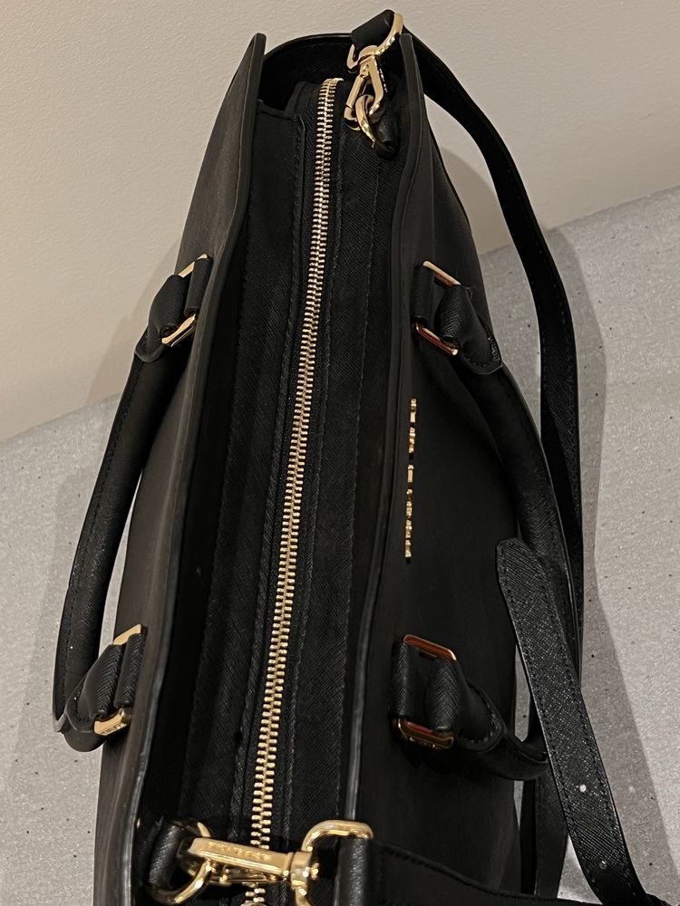 Mala Michael Kors com alça tira colo