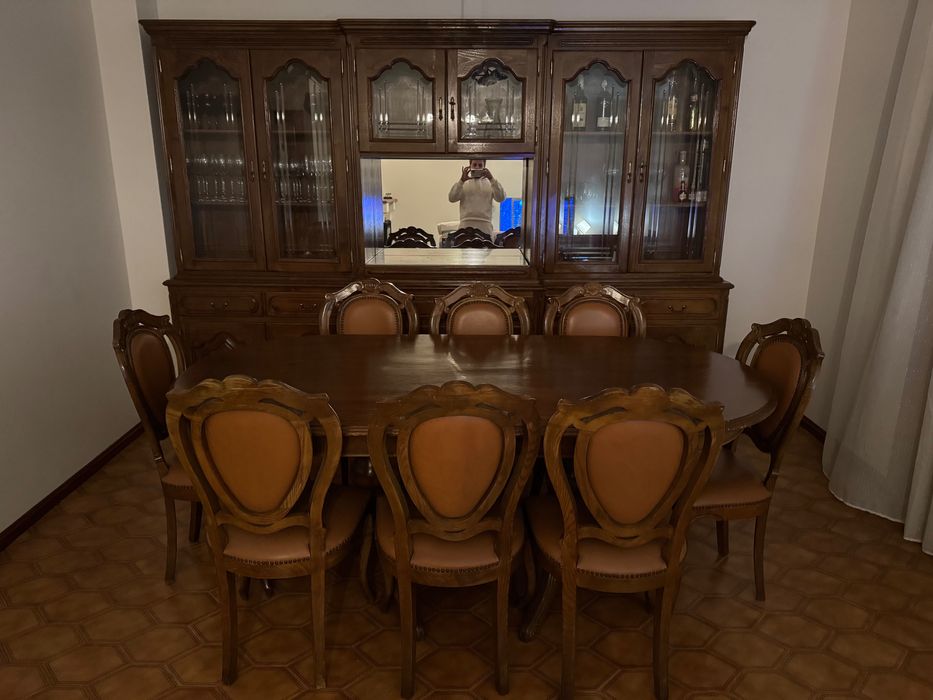 Conjunto de móvel e mesa com cadeiras