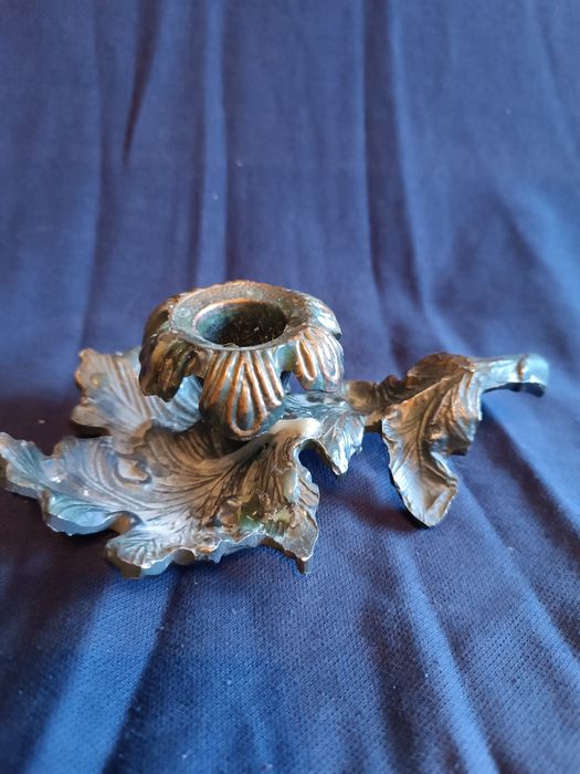 Metalowy świecznik w kształcie liścia metaloplastyka kaganek PRL