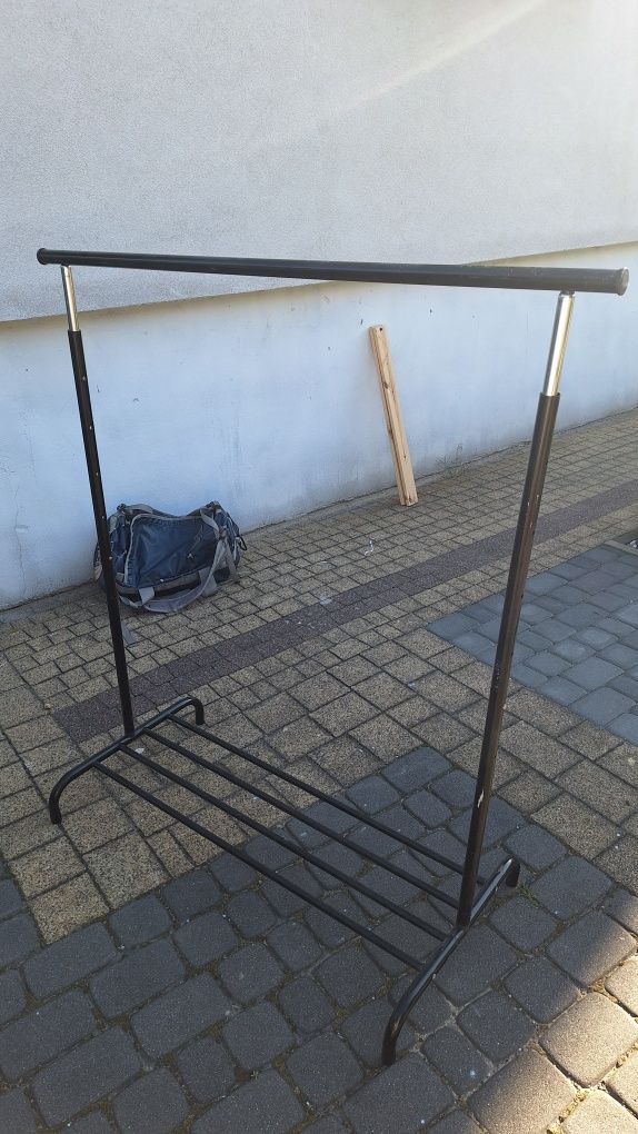 Stojak na ubrania z półką