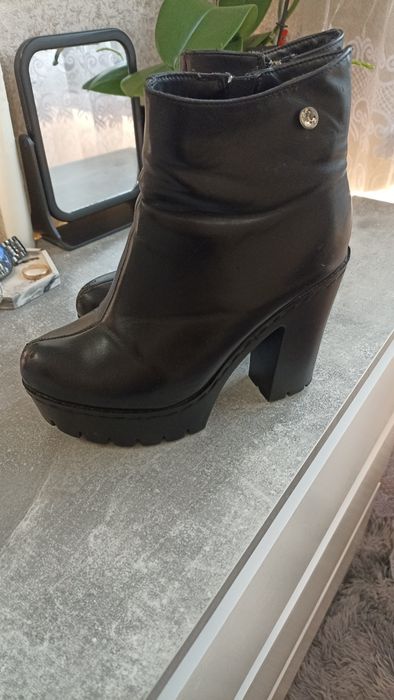 Ботінки жіночі чорні