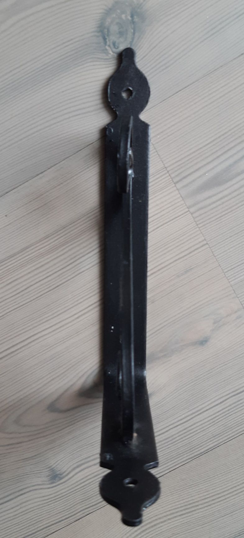 wspornik metalowy - czarny z ornamentem 19x14cm